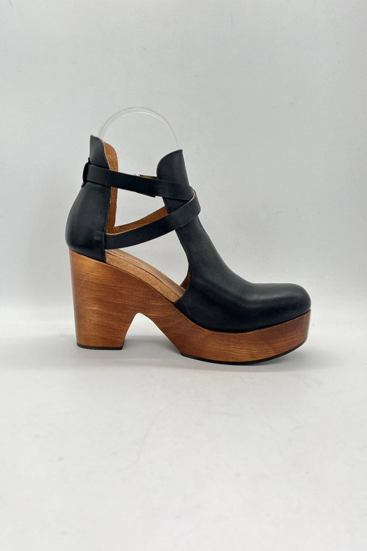 Free People - Cedar Leather Clog in Black Leather