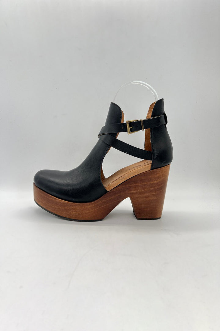 Free People - Cedar Leather Clog in Black Leather