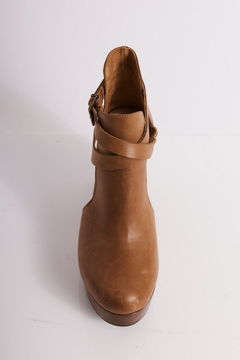 Free People - Cedar Leather Clog in Tan Leather