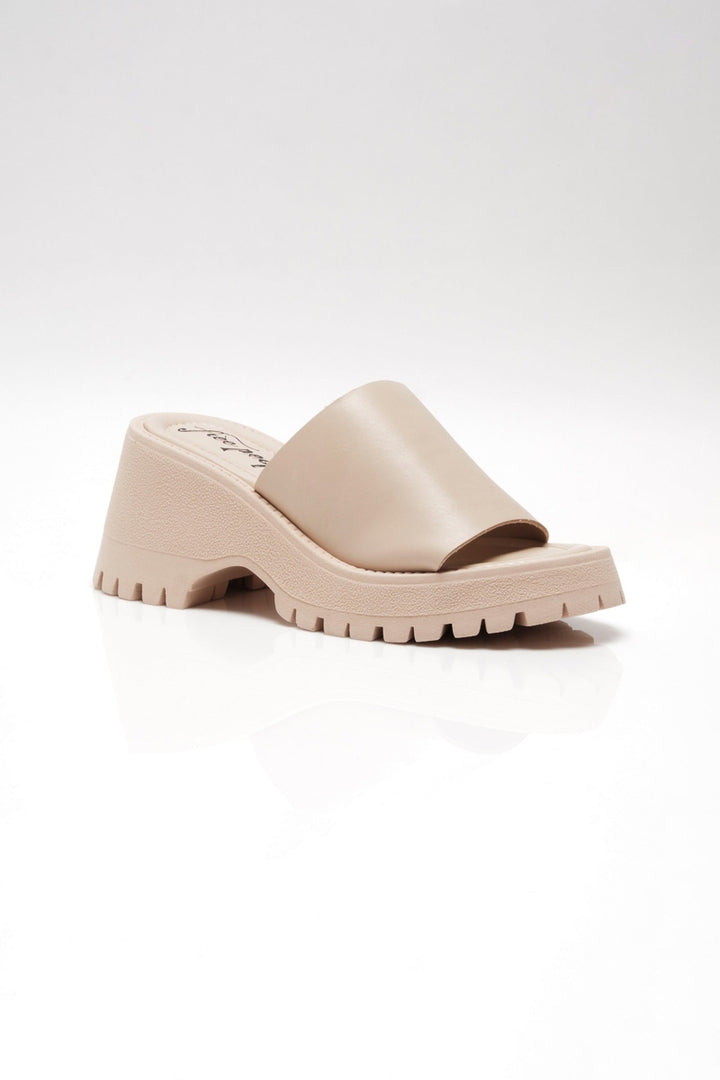 Free People - Winona Wedge Sandals in Pearl Sand