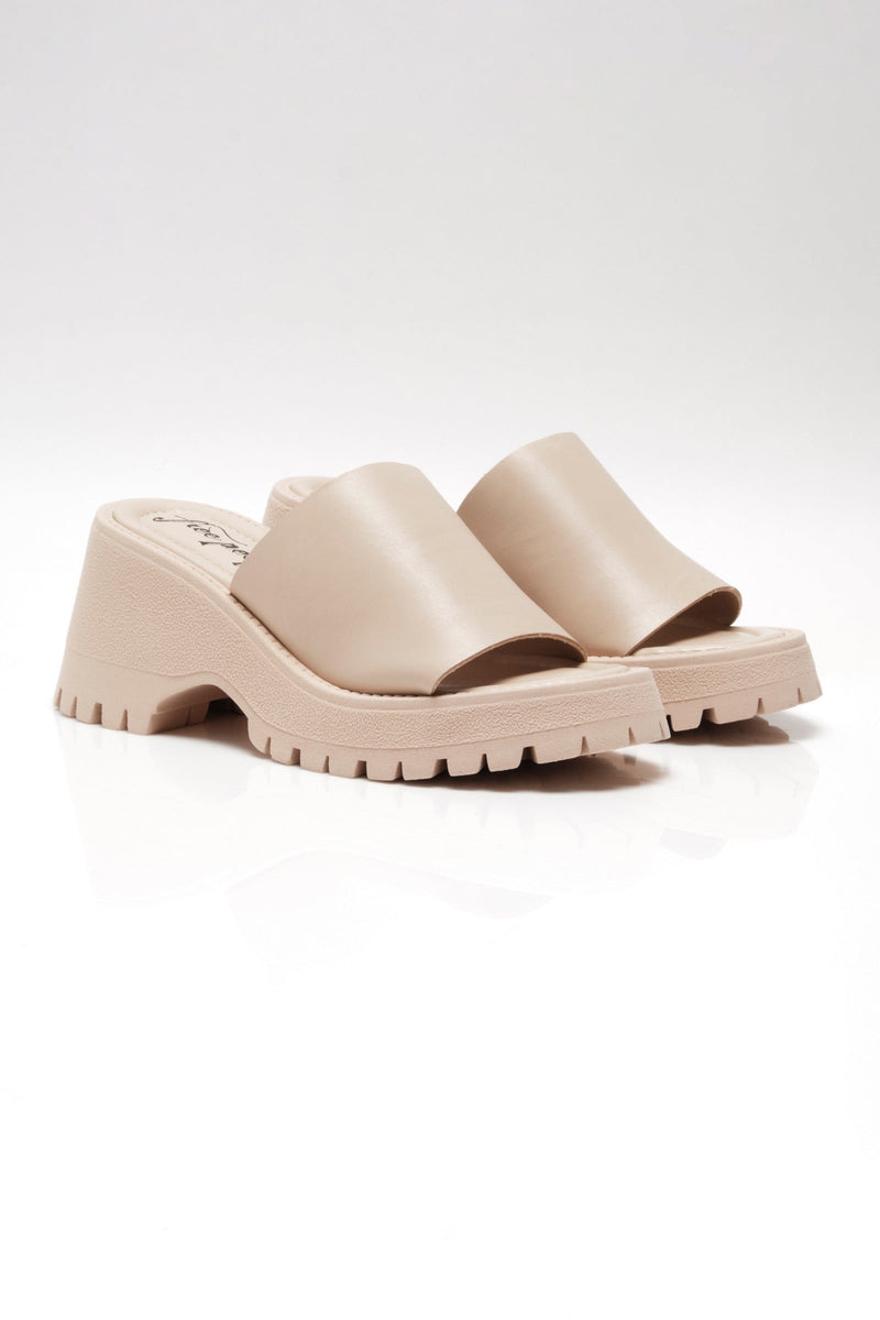 Free People - Winona Wedge Sandals in Pearl Sand