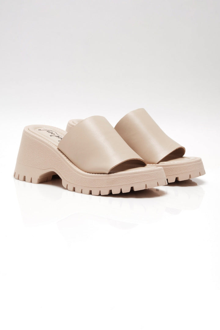 Free People - Winona Wedge Sandals in Pearl Sand